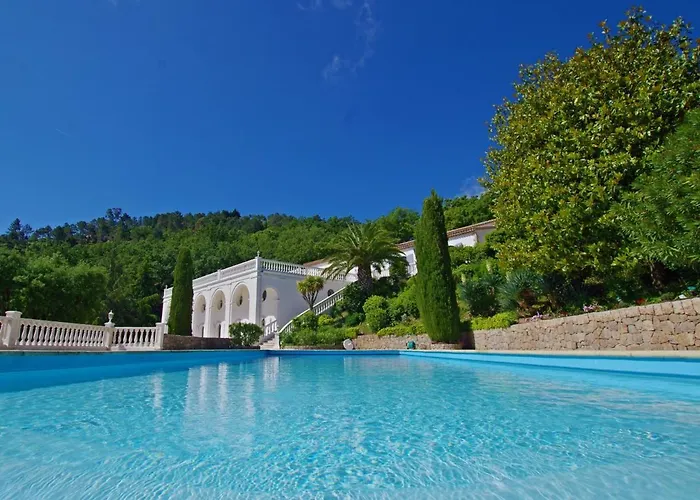 Love Room Avec Spa Jacuzzi Champagne Avec Immense Terrasse Privative De 70M Piscine De 16M
