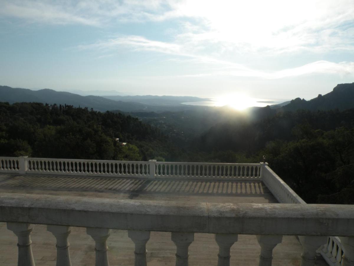 Love Avec Spa Jacuzzi Champagne Avec Immense Terrasse Privative De 70m Piscine De 16m Guest house Frejus