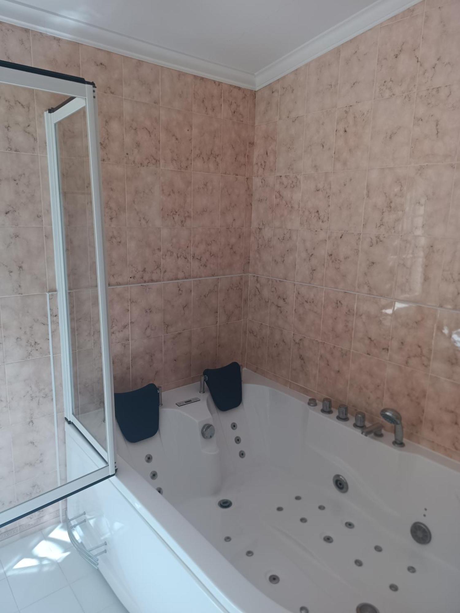 Love Avec Spa Jacuzzi Champagne Avec Immense Terrasse Privative De 70m Piscine De 16m *