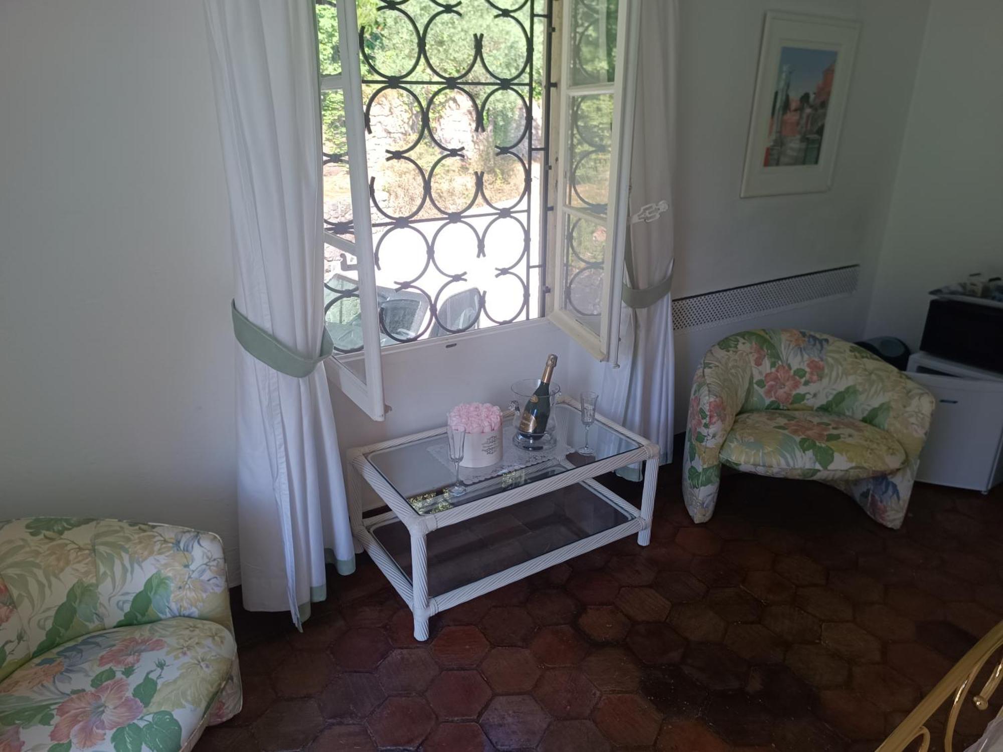 Love Avec Spa Jacuzzi Champagne Avec Immense Terrasse Privative De 70m Piscine De 16m Guest house