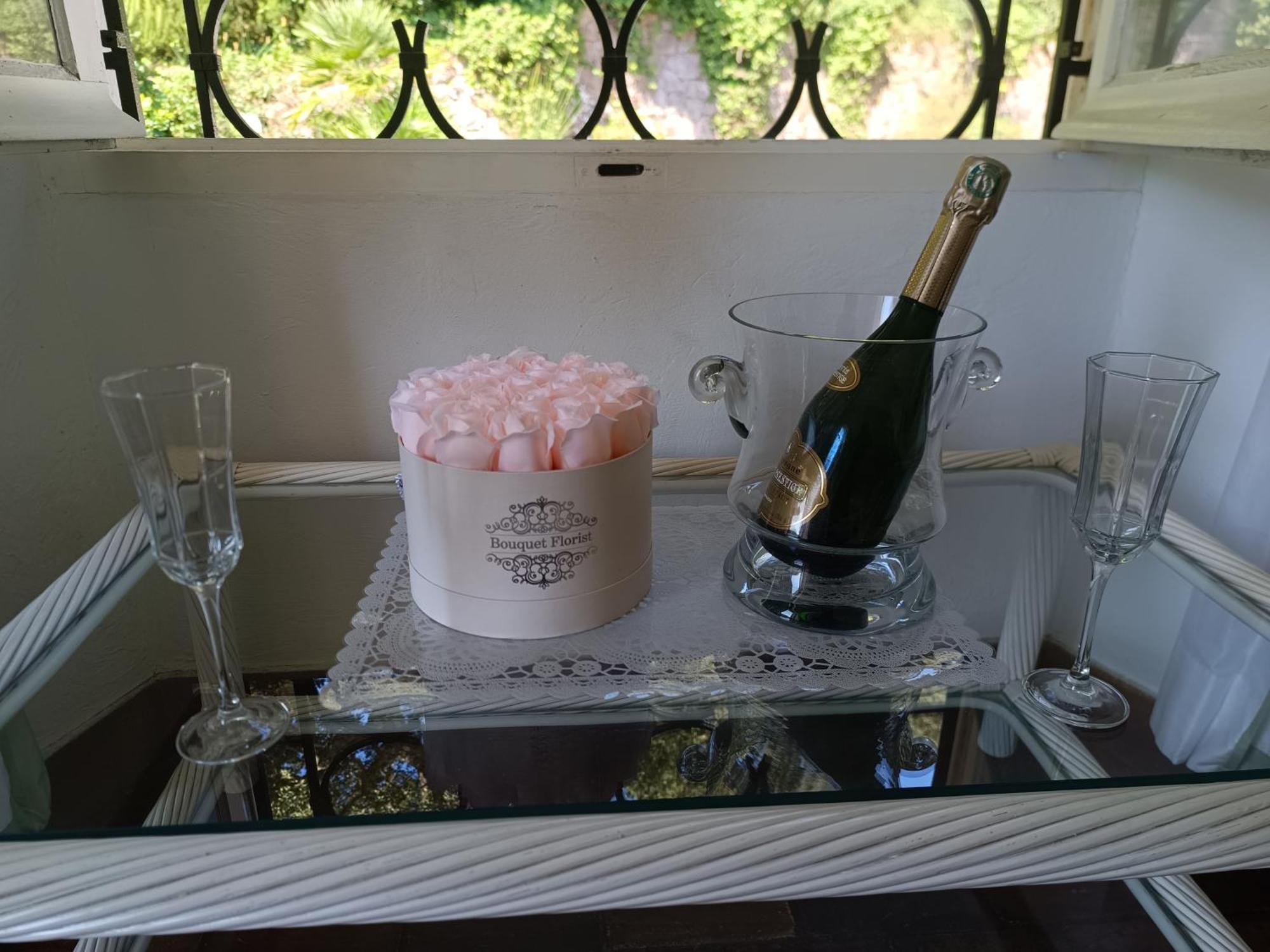 Love Avec Spa Jacuzzi Champagne Avec Immense Terrasse Privative De 70m Piscine De 16m Guest house *